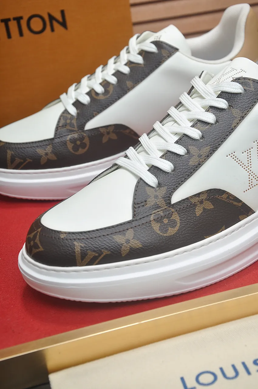 Men's men's shoes 💰640💶Original development, quality shipping, welcome to compare - LV sneaker series sports shoes introduce the loose silhouette of the ready-to-wear series into the spring and summer men's wear shows and make an eye-catching appearance. The cow leather upper is combined with rough fabric laces, and colorful beading highlights the brand's classic elements. LV letters mark the tongue and Monogram floral outsole. Mixed materials Made of top-grain cowhide, thick shoelace design, large Monogram print on the side, mesh lining and cotton feet, the comfort is as extreme as ever, premium heritage, quality first, worth owning! Size: Men’s 38-45 (45 is custom-made and cannot be returned or exchanged)